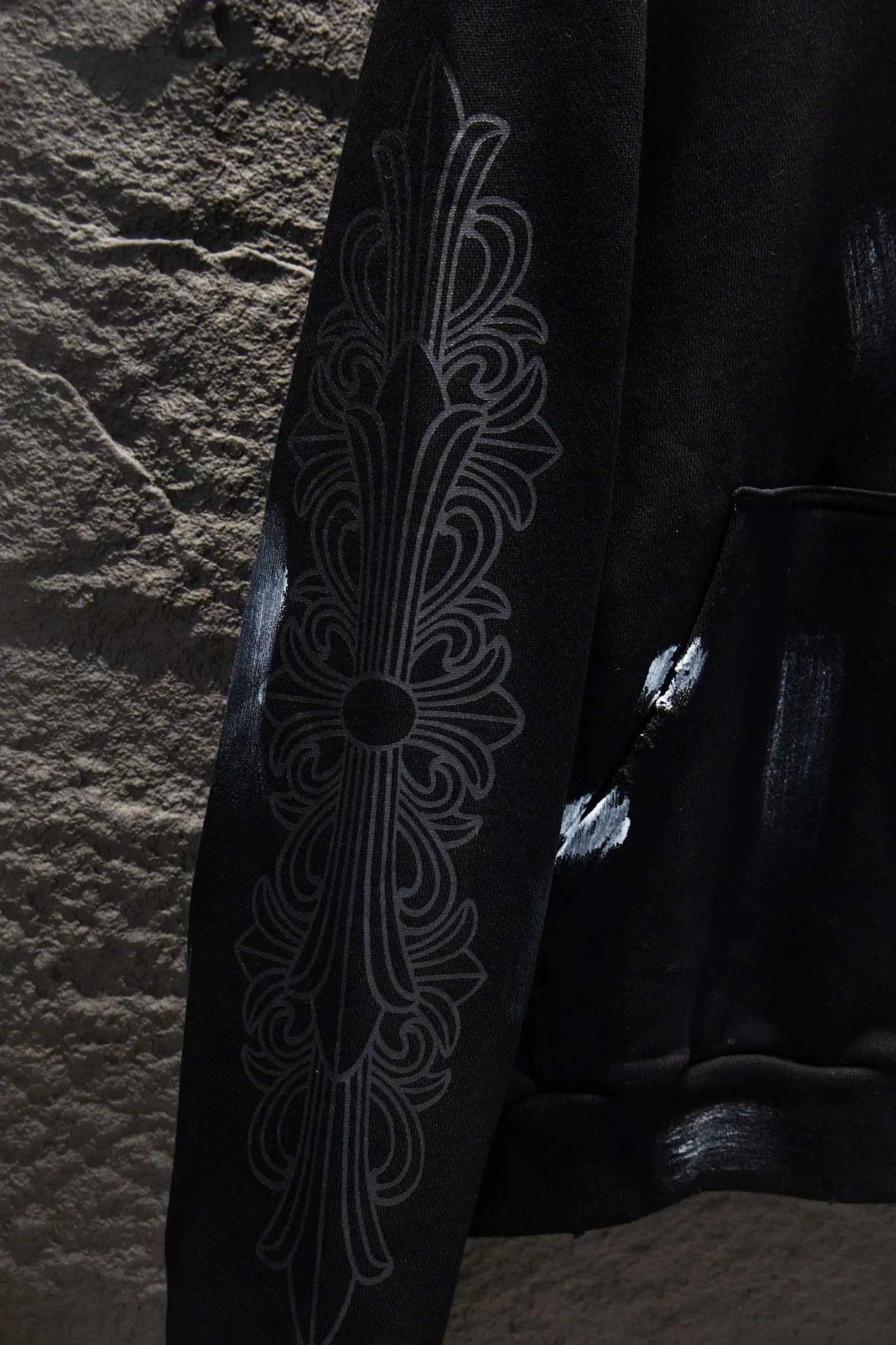 P400 🆕Chrome hearts heavy-duty new graffiti zipper jacket. The os version is really charming. The Chrome family is really unique. Every new season has the best version. It is very practical and can be worn casually. Nice✔️ - ⚠️100% cotton. Made of custom-dyed terry cotton sweatshirt surface, 500g double-ply double yarn, comfortable to the touch. Made from imported knitting needle carded cotton, the thickness is moderate, drapey and contoured, making the upper body comfortable! ! It is very tolerant to fat body types and can instantly lose five pounds after wearing it!  The front cuffs and back chest are made of direct-injection printing environmentally friendly glue material, using a mechanized printing process. Mechanical printing has high precision, the positioning accuracy can reach ±0.02mm, and the quality is stable. Front and back leather label elements# Embroidery Imported Tajima high-density heavy-duty leather embroidery technology Three-dimensional fonts Adding distressed elements to the body greatly increases the interest of the clothing; unique visual effects.  Hem Loose closing Double-layer fabric Good closing effect Exquisite hemming Color: Black Size: S-M-L-XL